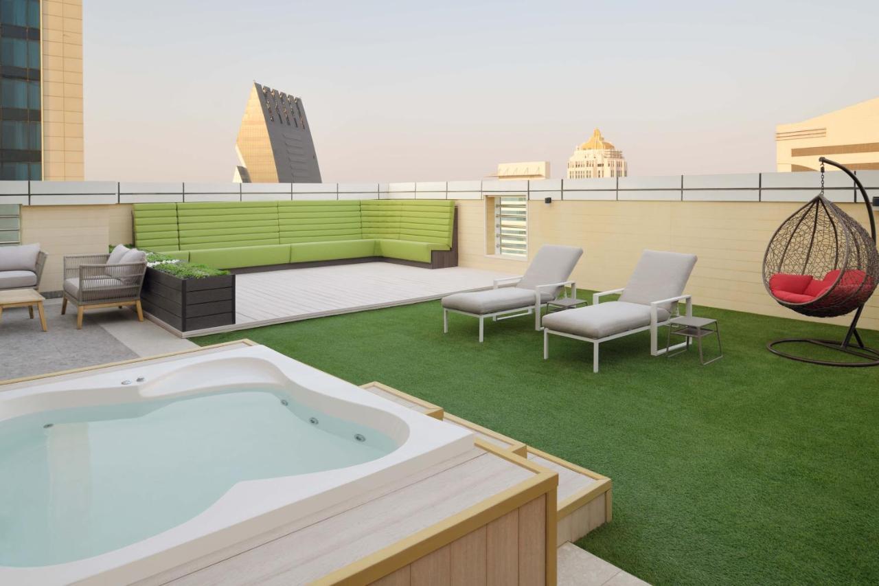 Element By Westin City Center Doha Exterior foto Rooftop pool at the hotel