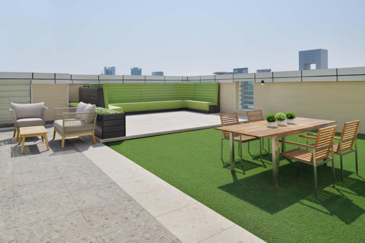 Element By Westin City Center Doha Exterior foto Artificial grass on a rooftop