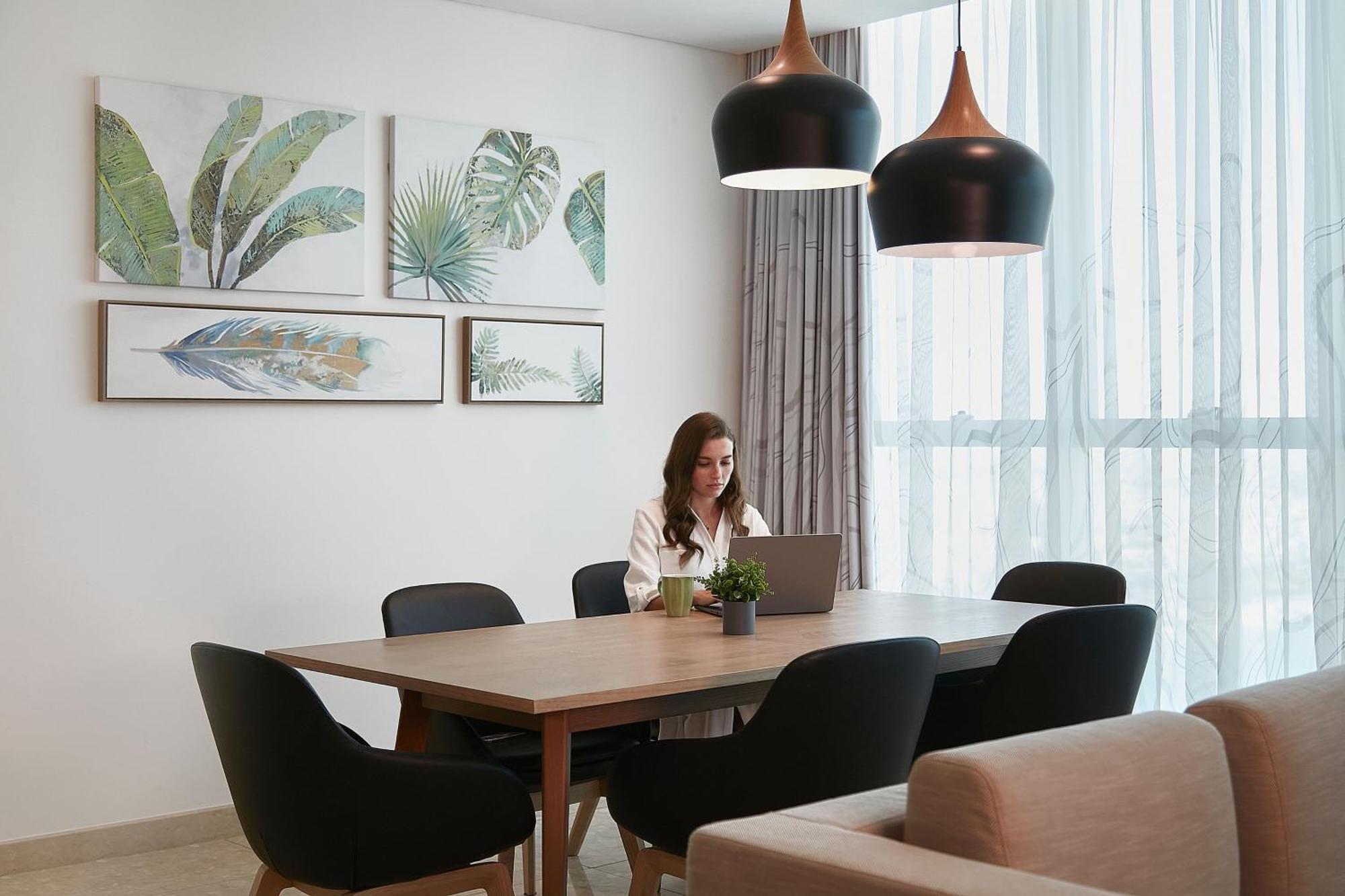 Element By Westin City Center Doha Exterior foto A woman working at home